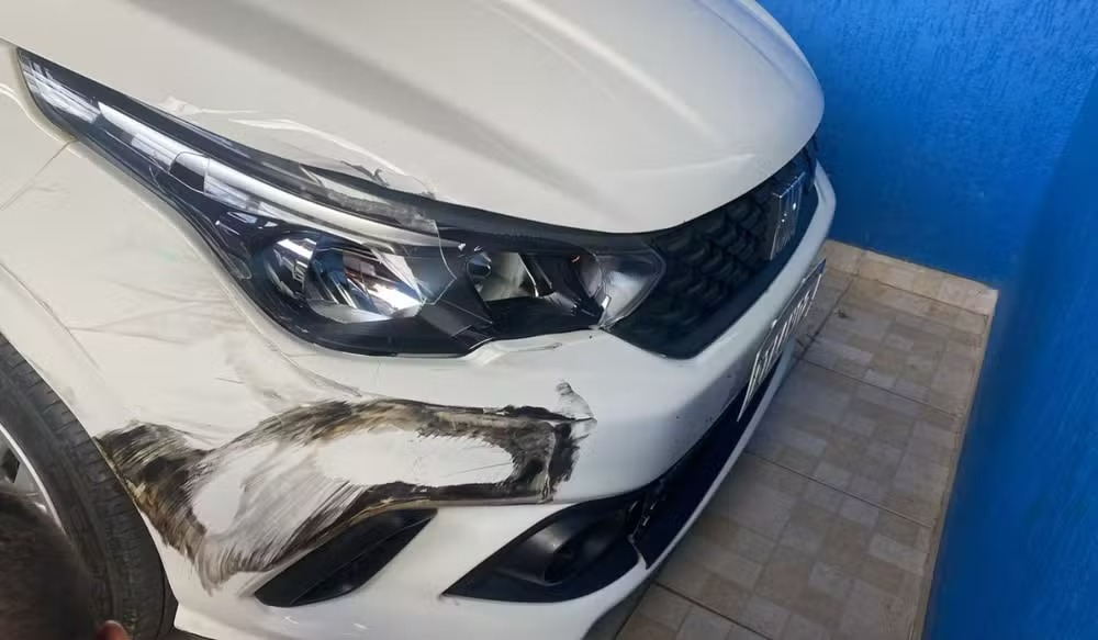  Motorista atira carro em cima de outro veículo na Bandeirantes